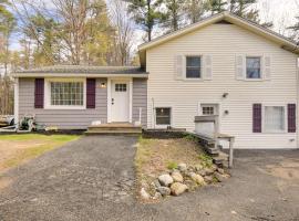 Family-Friendly Bridgton Home, Steps to Lake!，位于Bridgton的别墅