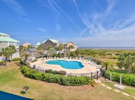 Pool Access and Views at Saint Helena Island Condo!，位于Oceanmarsh Subdivision的酒店