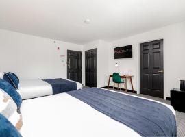 CozySuites CWE 2 queen bed suite，位于圣路易斯的酒店