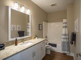 Modern 2BR 2BA New Build Condo with Garage & Patio，位于怀俄明的酒店