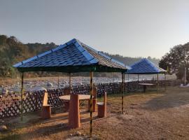 Hot spring hotel & restaurant，位于Shāhpur的酒店