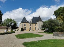 Château de La Vallade，位于Saint-Porchaire罗氏古邦城堡附近的酒店