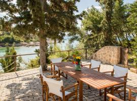 Grand Bleu Porto Heli - Beachfront House, Agios Emilianos，位于波多河丽的酒店