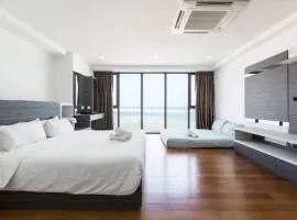SUNRISE GURNEY FULLSEAVIEW LUXURY 2ROOM SUITE 8PAX
