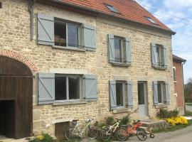 Roue d'escampette Gîte d'étape et de séjour，位于Champagnat的酒店