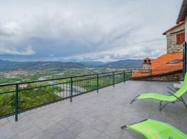 Comfy & Roomy Apt - View on the Ligurian Hills!，位于韦扎诺利古雷的酒店