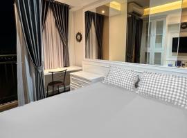 RedLiving Apartemen Transpark Cibubur - Ens Room，位于德波的酒店