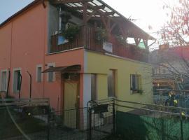 Rodinný půldomek s vybavením a bazenem，位于萨扎瓦河畔兹鲁奇的酒店