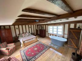 A newly renovated, cosy escape in the beautiful Shepherd's Cottage，位于东迪勒姆的度假屋