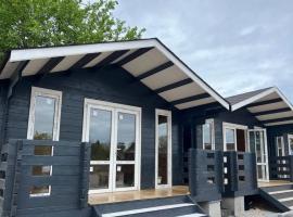 Wood Lodge Eco Village，位于Aleksandrovka的酒店