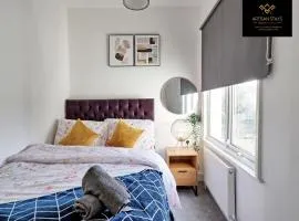 Deluxe Apartment in Southend-On-Sea by Artisan Stays I Free Parking I Sleeps 5 I Families or Contractors