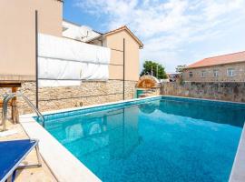 Holiday house with a swimming pool - Villa Melavita，位于斯塔里格勒的带按摩浴缸的酒店