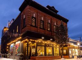 Eleven Revelstoke Lodge，位于雷夫尔斯托克的酒店