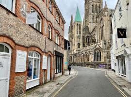 8, St Marys , Private Double Ensuite Room - Room Only- Truro，位于特鲁罗的酒店