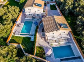 Elianthos Luxury Villas，位于苏卡雷斯佩夫蔻利亚海滩附近的酒店