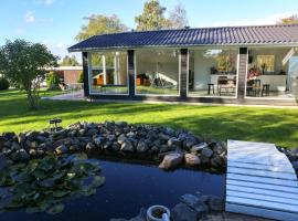 Bright summer house close to the beach and water，位于霍尔拜克的酒店