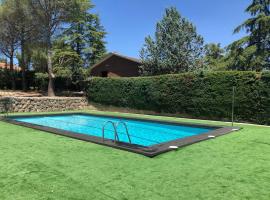 Villa Rana, con amplio jardín, barbacoa y piscina，位于Valdemorillo的自助式住宿