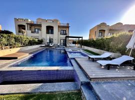Luxurious Villa with Infinity Private Pool & Jacuzzi over Sabina Island's Lagoon，位于赫尔格达的乡村别墅