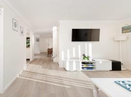 Bombora Walking Distance to Fingal Beach- Farm Rd, Fingal Bay，位于芬加尔湾的酒店