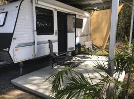 Gympie Luxury Caravan with ensuite bathroom，位于Tamaree的酒店
