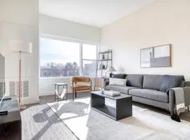 Elmhurst 1br w lounge pool gym nr Metra CHI-864