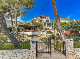 Luxury villa - by the sea, summer kitchen, hot tub, SUP, boat, 5 rooms, wifi, parking - Trogir，位于奥库格哥恩基的度假屋