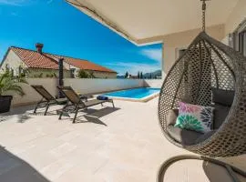 Deluxe Apartment Unique-With Private Heated Pool