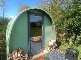 MotoCamp Wales -Camping Pods，位于多尔盖罗的酒店
