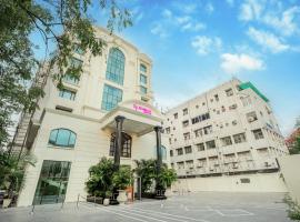 Regenta Central Lucknow by Royal Orchid Hotels Limited，位于勒克瑙的酒店