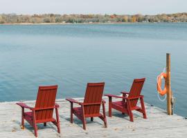 Narrows Nook - Prince Edward County Waterfront，位于Deseronto的酒店