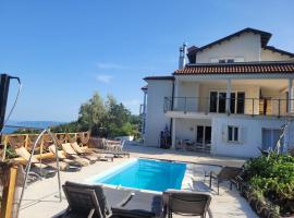 Apartments Chiara mit Meerblick und Pool，位于洛夫兰的酒店