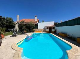 Cafofos da Zeta, Cozy Pool House，位于Quinta do Conde的木屋