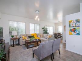 Stylish Home Phoenix - Low Rates NOW!，位于凤凰城的酒店