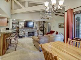 Updated 2Br Plus Loft Condo on Shuttle Route! Sleeps 8 & Kids Ski Free condo，位于Montezuma的酒店