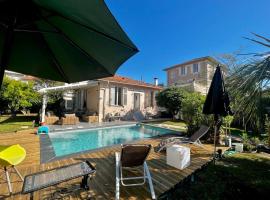 Holiday house in the city-center of Antibes with a private pool，位于昂蒂布的酒店