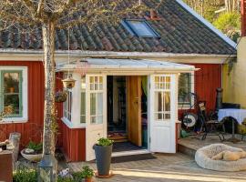 Pet Friendly Home In Vstra Tunhem With House A Panoramic View，位于Västra Tunhem的别墅