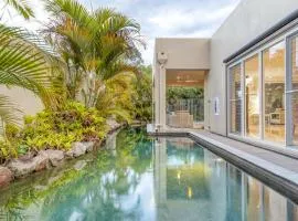 Luxury resort style villa pool by Custom Bnb Hosting