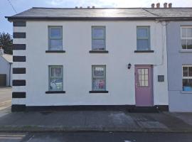 3-bed corner terrace house by the sea Wicklow Town - 14-night minimum stay required，位于威克洛的酒店