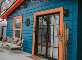 Saguaro at Cactus Flower-HOT TUB-Pet Friendly-No Pet Fees!，位于阿尔伯克基的带热水浴缸的酒店