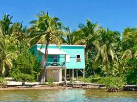 Coconut Grove oceanfront cabin，位于库尔克岛的木屋