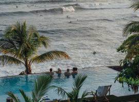 Puro Surf Hotel & Performance Academy，位于埃尔蒙特的酒店