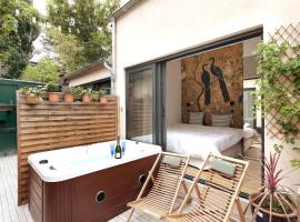 PARIS Maison Exception Terrasse Jacuzzi Parking gratuit，位于圣旺的带按摩浴缸的酒店