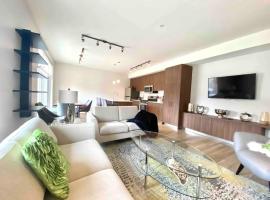 Brand New 3-Bedroom Condo in the Heart of Sidney，位于悉尼的度假短租房