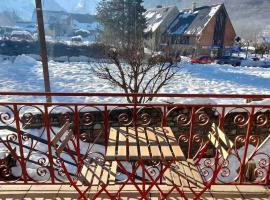 Superbe appartement Décoration montagne Centre Loudenvielle，位于卢登维耶尔的酒店