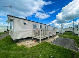 Lovely 6 Berth Caravan With Decking To The Side In Heacham Ref 21009i，位于赫彻姆的酒店