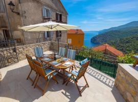 House Bajota with terrace and sea view，位于贝利的别墅