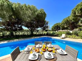 Vilamoura Amazing Golf Villa With Pool by Homing，位于维拉摩拉的酒店