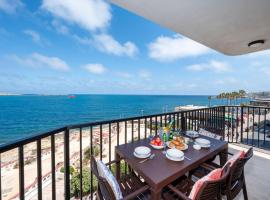 Islet Promenade Seafront Apartment with large Corner Terrace by Getawaysmalta，位于圣保罗湾城的酒店