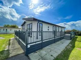 Stunning Lodge With Decking Nearby Hunstanton Beach, Sleeps 6 Ref 23215k