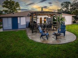 Charming Family Oasis ~ Dog-Friendly ~ Backyard，位于布兰登的酒店